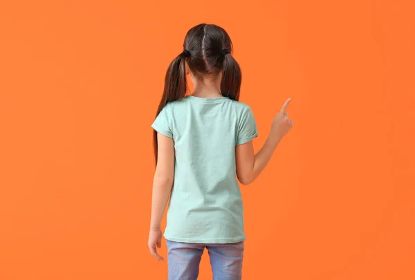 Liten Flicka Snygg Shirt Pekar Något Färg Bakgrund Baksida — Stockfoto