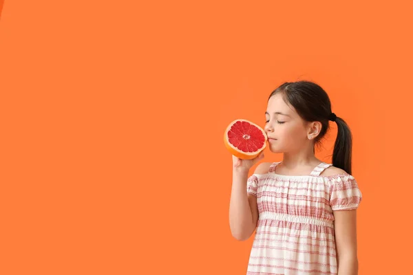 Kislány Friss Ízletes Grapefruit Színes Háttér — Stock Fotó