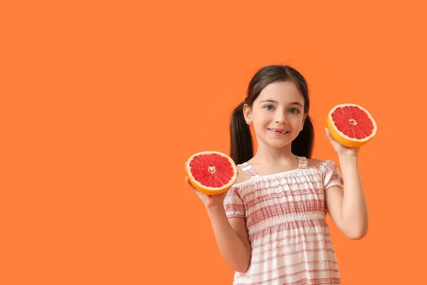 Kislány Friss Ízletes Grapefruit Színes Háttér — Stock Fotó