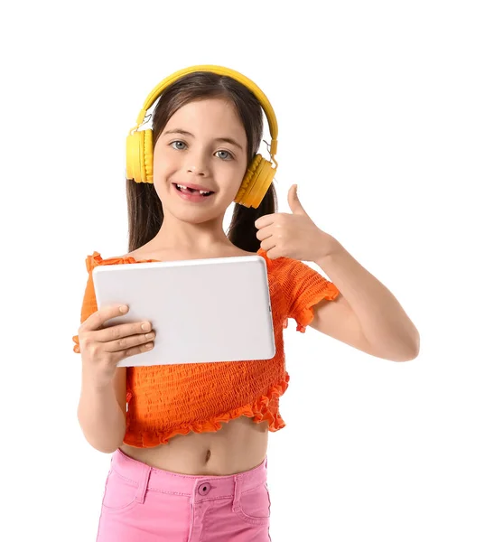 Κοριτσάκι Ακουστικά Και Tablet Υπολογιστή Δείχνει Αντίχειρα Λευκό Φόντο — Φωτογραφία Αρχείου