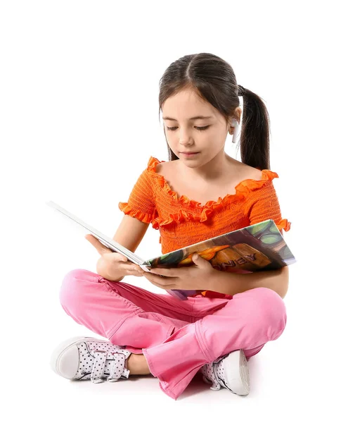 Niña Con Auriculares Libro Sobre Fondo Blanco — Foto de Stock