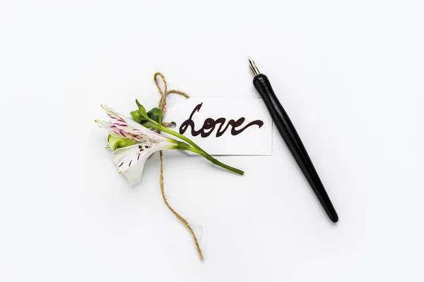 Бумага Словом Любовь Перо Цветок Белом Фоне — стоковое фото