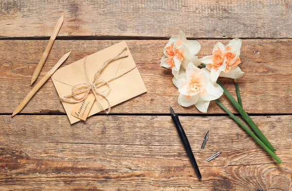 Envelope Text Lavender Lavandula Pens Flowers Wooden Background — Stock Photo, Image