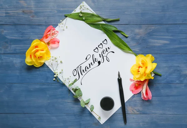 Papír Textem Děkuji Pero Květiny Modrém Dřevěném Pozadí — Stock fotografie