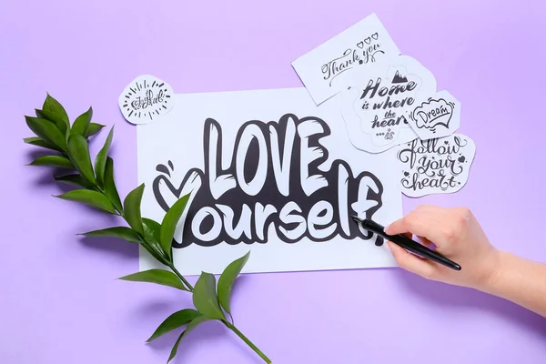 Žena Psaní Textu Love Yourself Šeříkovém Pozadí — Stock fotografie