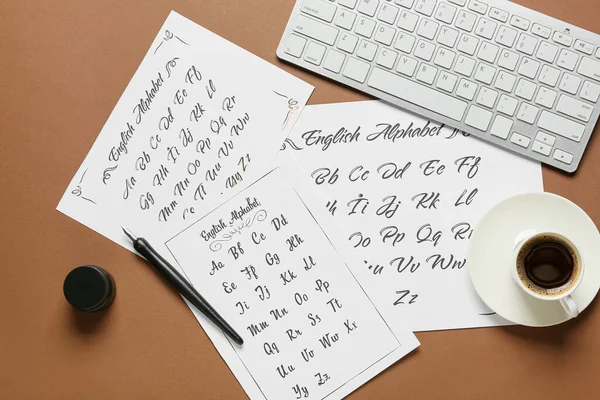 Papierowe Arkusze Alfabetem Długopisem Filiżanką Kawy Brązowym Tle — Zdjęcie stockowe