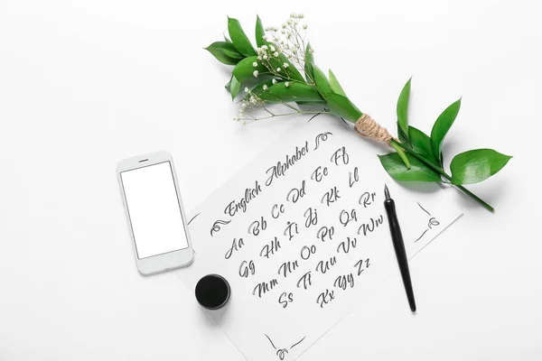 Папір Абеткою Ручкою Nib Мобільним Телефоном Білому Тлі — стокове фото