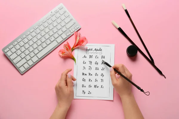 Frau Mit Pinsel Schreibt Alphabet Auf Rosa Hintergrund — Stockfoto