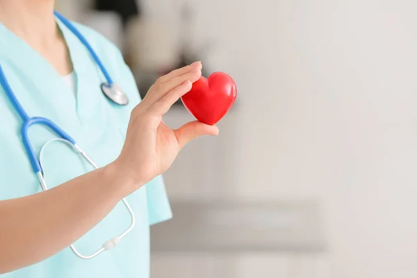 Kardiologin Hält Rotes Herz Auf Hellem Hintergrund — Stockfoto
