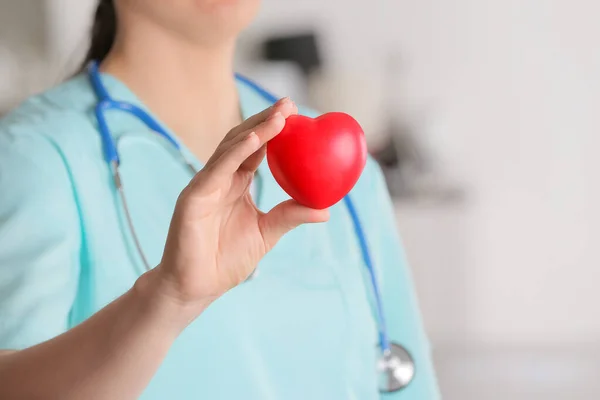 Kardiologin Mit Rotem Herz Klinik — Stockfoto