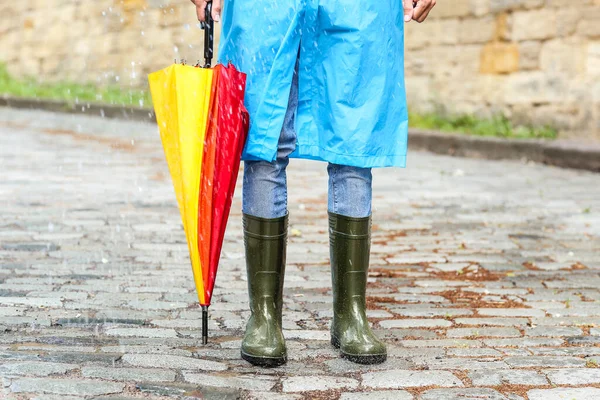 Junger Mann Mit Regenschirm Regnerischem Tag Draußen — Stockfoto