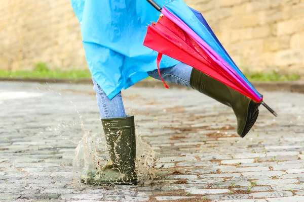 Junger Mann Mit Regenschirm Regnerischem Tag Draußen — Stockfoto