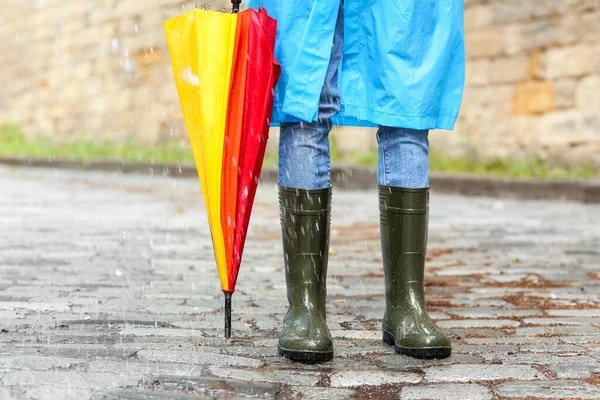 Fiatal Férfi Esernyővel Szabadban Esős Napokon — Stock Fotó