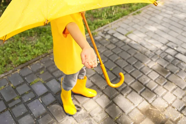 Netter Kleiner Junge Mit Regenschirm Freien Einem Regnerischen Tag — Stockfoto