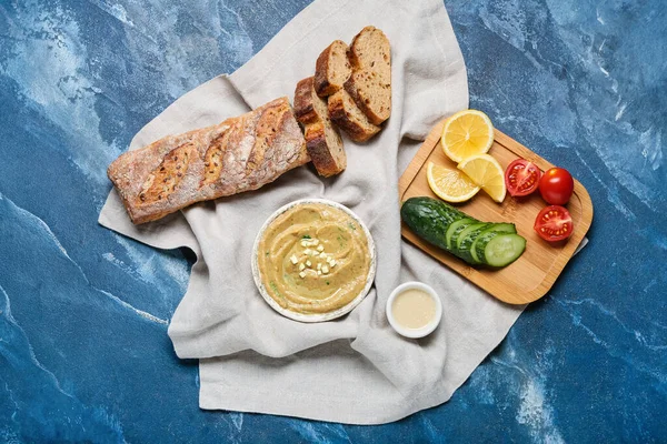 Bol Avec Savoureux Baba Ghanoush Produits Sur Fond Couleur — Photo