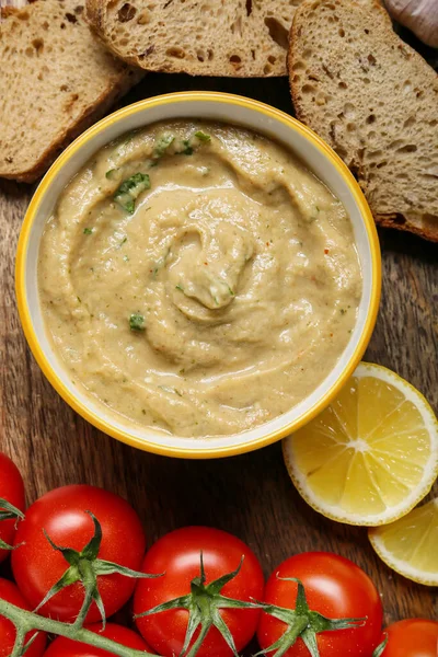 Bowl Tasty Baba Ghanoush Bread Lemon Tomato Table Closeup — Stock Photo, Image