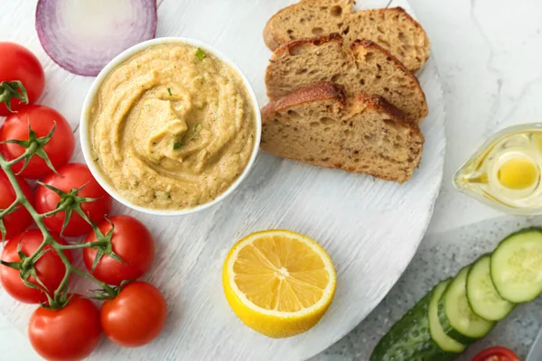 Miska Smacznym Baba Ghanoush Chleb Świeże Warzywa Jasnym Tle — Zdjęcie stockowe