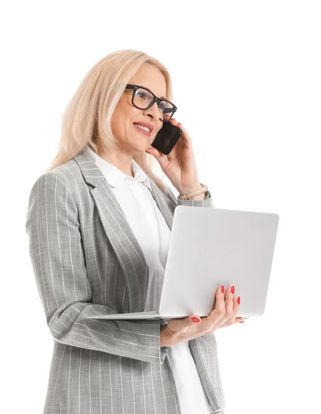 Dojrzałe Businesswoman Laptopem Rozmowy Przez Telefon Białym Tle — Zdjęcie stockowe