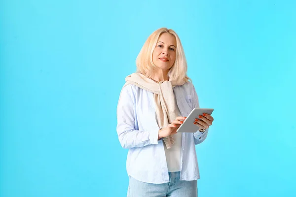 Porträt Einer Reifen Frau Mit Tablet Computer Auf Farbigem Hintergrund — Stockfoto