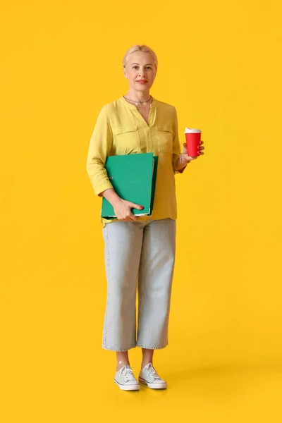 Portret Van Volwassen Vrouw Met Map Koffie Kleur Achtergrond — Stockfoto
