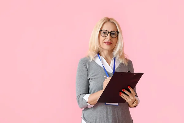 Retrato Mujer Negocios Madura Sobre Fondo Color — Foto de Stock