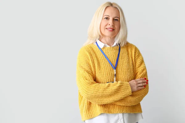 Portret Van Volwassen Vrouw Met Badge Grijze Achtergrond — Stockfoto