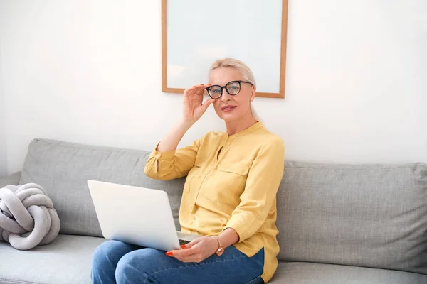 Mature Woman Laptop Sitting Sofa Office — Stock Photo, Image