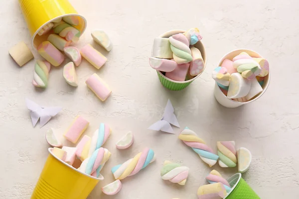 Copos Plástico Com Saborosos Marshmallows Fundo Claro — Fotografia de Stock