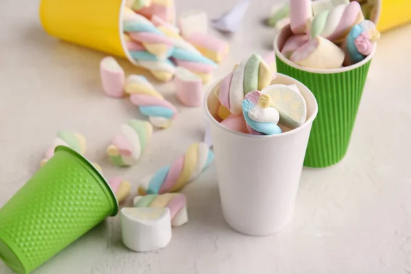 Plastic Cups Tasty Marshmallows Light Background Closeup — Stock Photo, Image