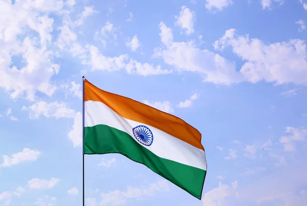 Zwaaiende Vlag Van India Blauwe Lucht Achtergrond — Stockfoto