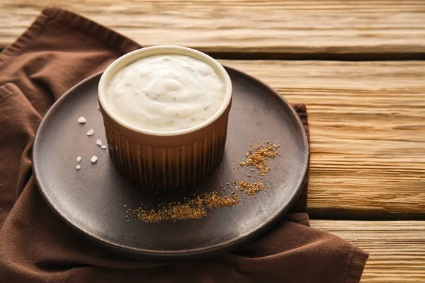 Schüssel Mit Leckerer Caesar Sauce Auf Holzgrund — Stockfoto