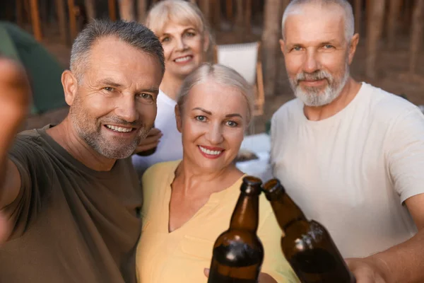 大人がバーベキューパーティーでビールを飲む屋外 — ストック写真