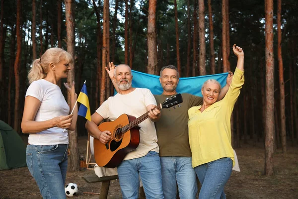 Personas Maduras Con Bandera Ucrania Fiesta Barbacoa Aire Libre —  Fotos de Stock