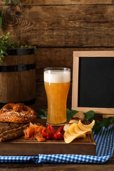 木のテーブルの上に新鮮なビールや軽食でボード オクトーバーフェストお祝い — ストック写真