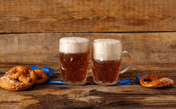 Becher Mit Frischem Bier Und Brezeln Auf Holzuntergrund Oktoberfest Feier — Stockfoto