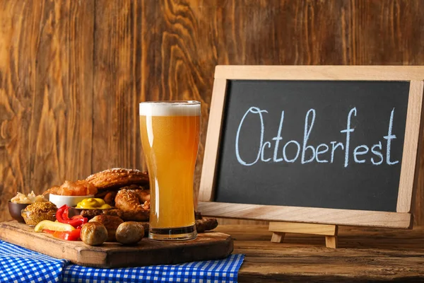 Vaso Cerveza Fresca Snacks Pizarra Con Palabra Oktoberfest Sobre Fondo —  Fotos de Stock