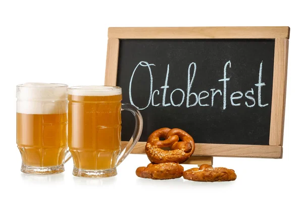 Tazas Cerveza Fresca Pretzels Pizarra Con Palabra Oktoberfest Sobre Fondo —  Fotos de Stock