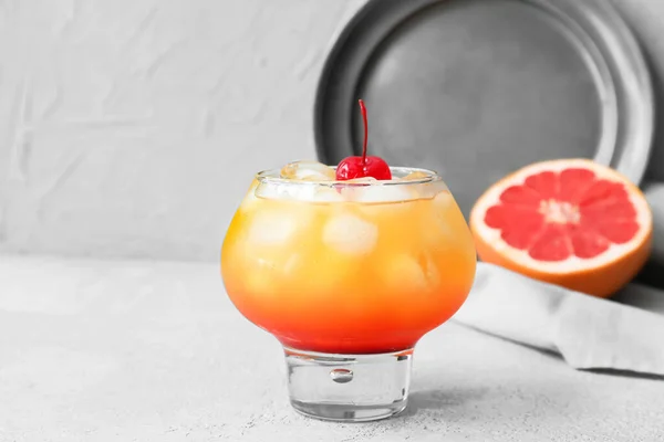 Bicchiere Gustoso Cocktail Tequila Sunrise Sfondo Chiaro — Foto Stock