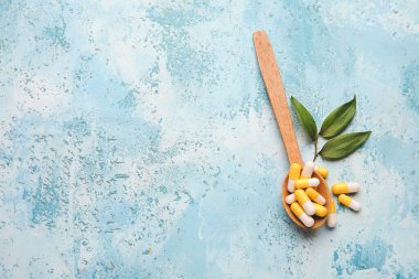 Mavi arka planda haplı kaşık