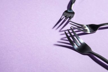 Renk arkaplanındaki metal çatallar