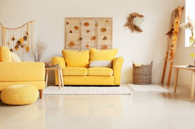 Oturma odasının içinde güzel bir sonbahar dekoru.