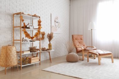 Şık bir oturma odasının içinde güzel bir sonbahar dekoru.