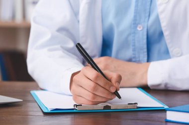 Klinikte reçete yazan kadın doktor