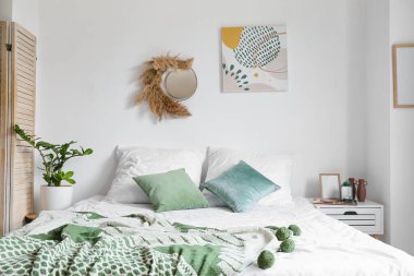 Modern yatak odasının şık iç tasarımı, komodinli.