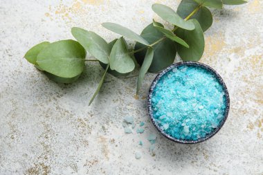 Arkaplanda deniz tuzu ve yeşil brunch ile kase