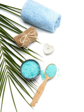 Beyaz arka planda palmiye yaprağı olan güzel bir spa kompozisyonu