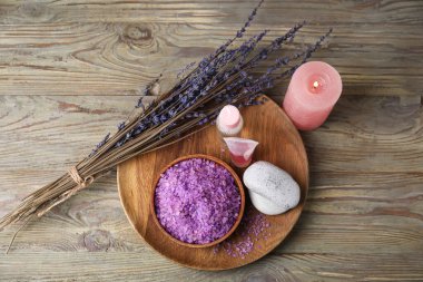 Ahşap zemin üzerinde kozmetik ürünleri olan güzel bir spa kompozisyonu