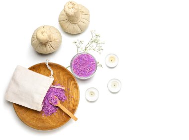 Beyaz arka plan üzerinde izole güzel spa kompozisyon