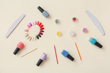 Renk arkaplanındaki manikür için araç kümesi