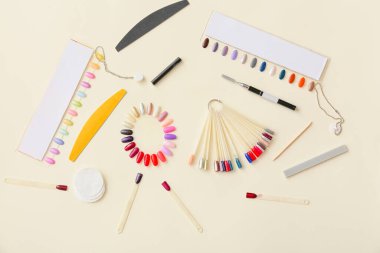 Renk arkaplanındaki manikür için araç kümesi